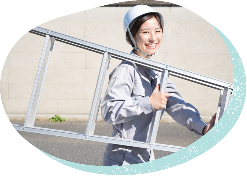 解体作業、作業着を着た女性